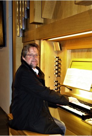 Organist Herr Bischof an der Fasen-Orgel (c) Walter Köster