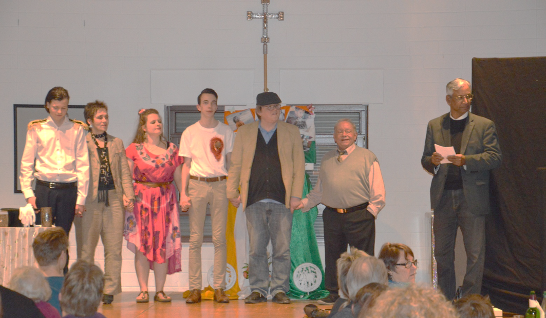von links nach rechts: Malte John, Stefanie Krumm, Jemima Schibli, Lukas Krumm, Willi Schmitz und Ulrich E. Hein, Pater Thomas (c) Gabi Bergau